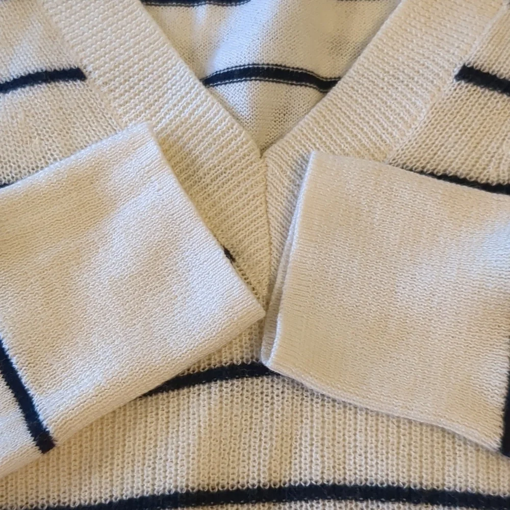 J. Crew V Neck sweater Merino wool & cotton blend Women's extra small Cream